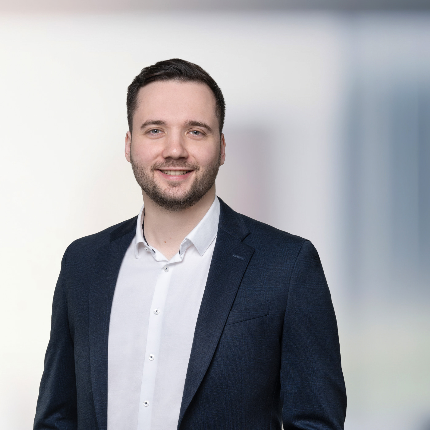 Foto von Leon Jakobs in einem Anzug